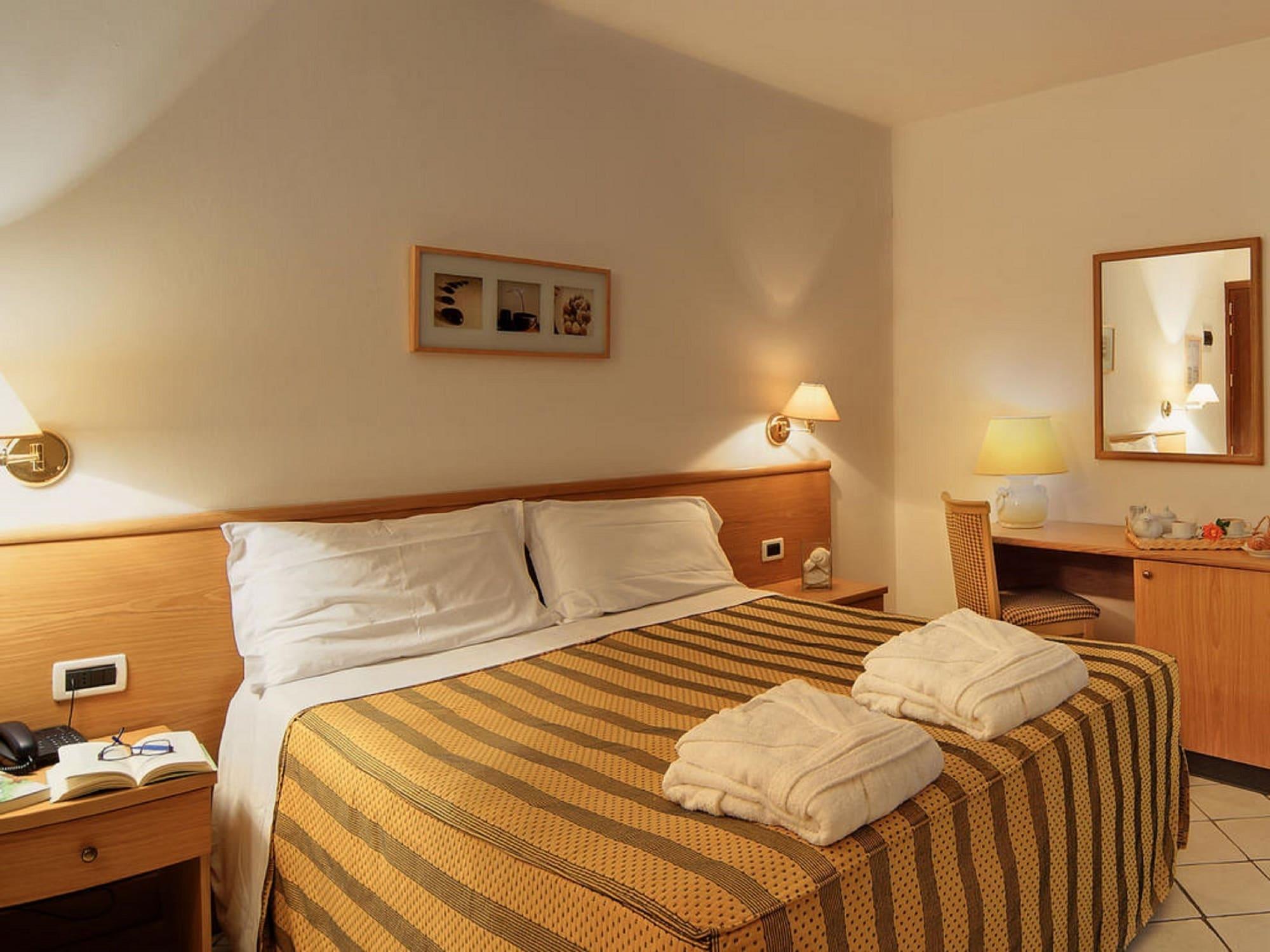 איסקיה Hotel La Luna מראה חיצוני תמונה