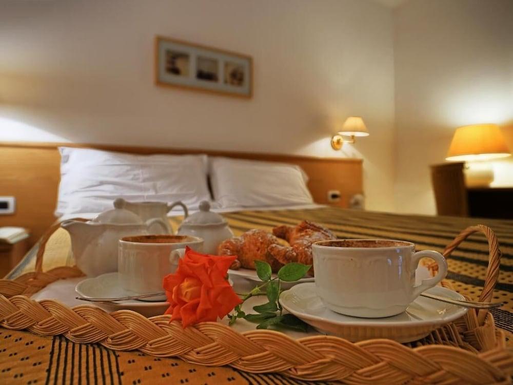 איסקיה Hotel La Luna מראה חיצוני תמונה