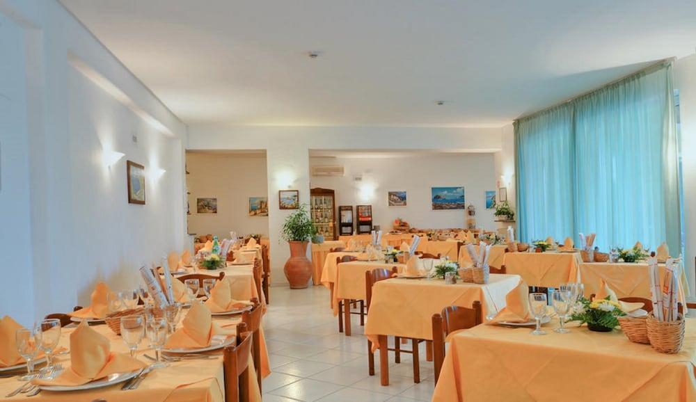 איסקיה Hotel La Luna מראה חיצוני תמונה
